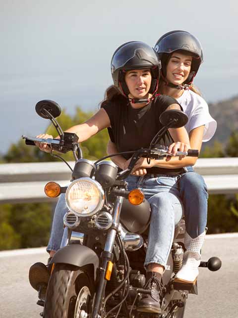 moto-areches-beaufort deux motardes sur une route de montagne à areches