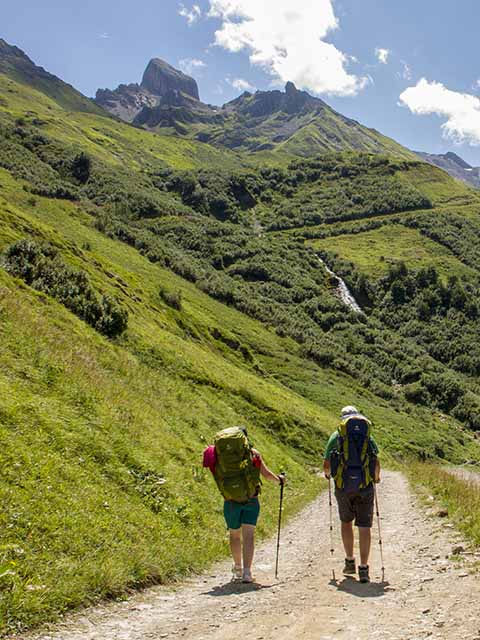 rando-areches-beaufort deux randonneurs près de treicol