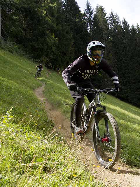 vtt-areches-beaufort une vttiste sur une piste d'areches-beaufort